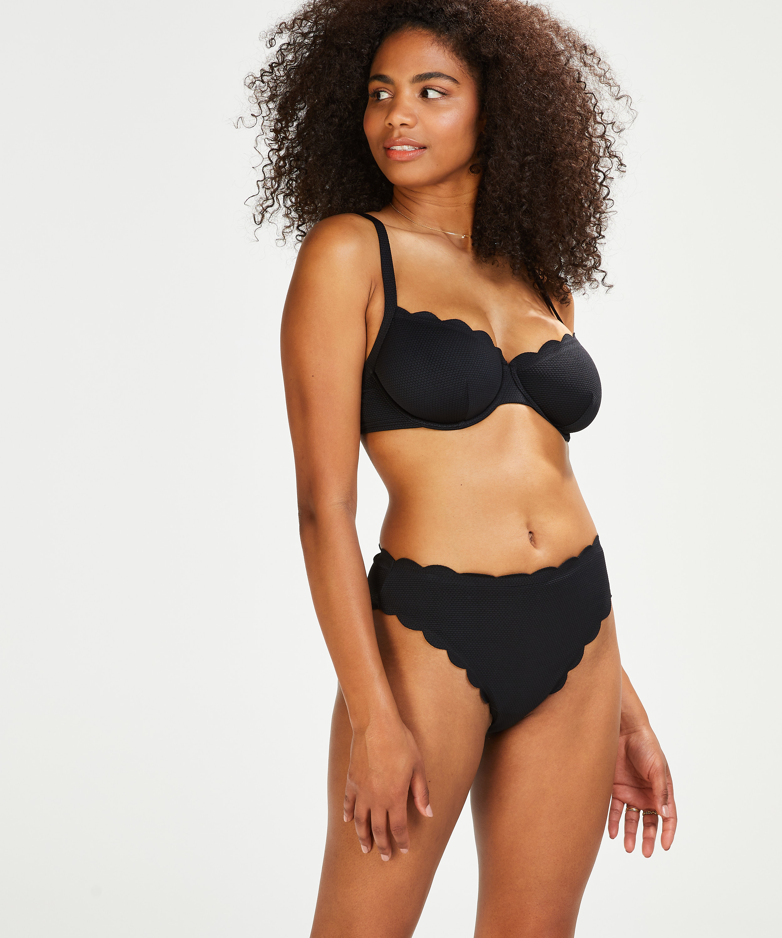 Haut de bikini à armatures non-préformé Scallop Glam, Noir, main