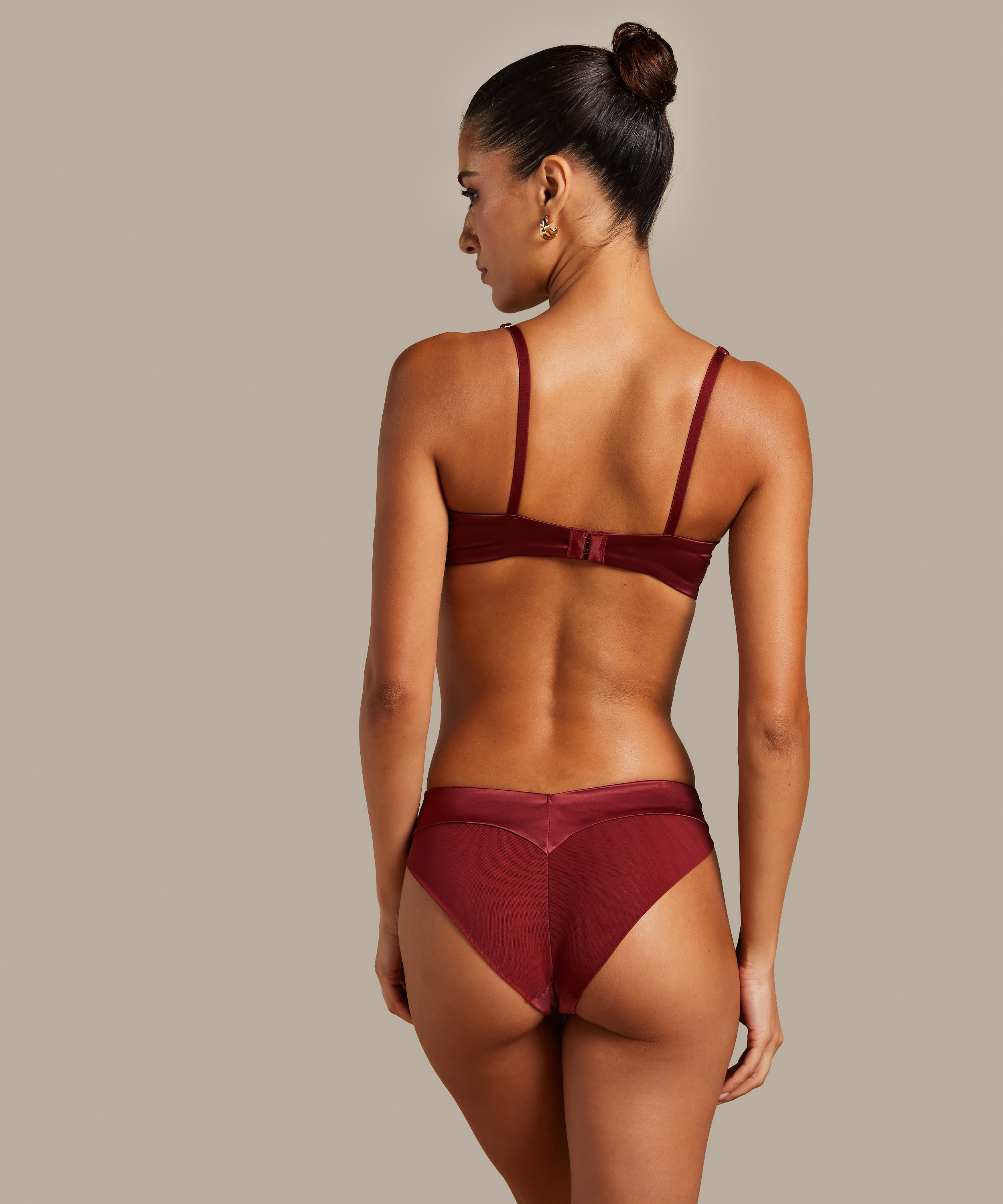 Brésilien taille haute Zoé, Rouge, main