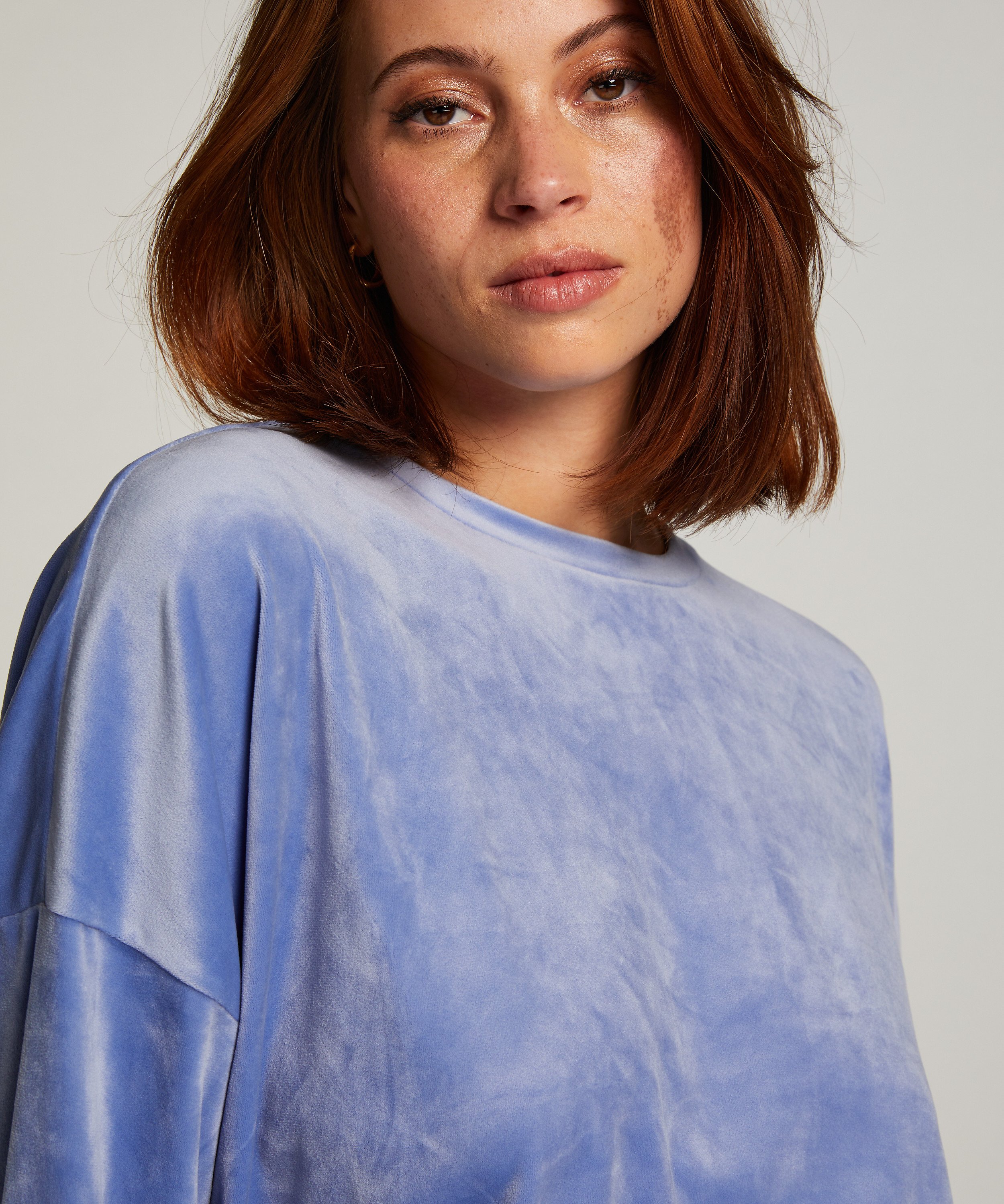Top Velours, Bleu, main