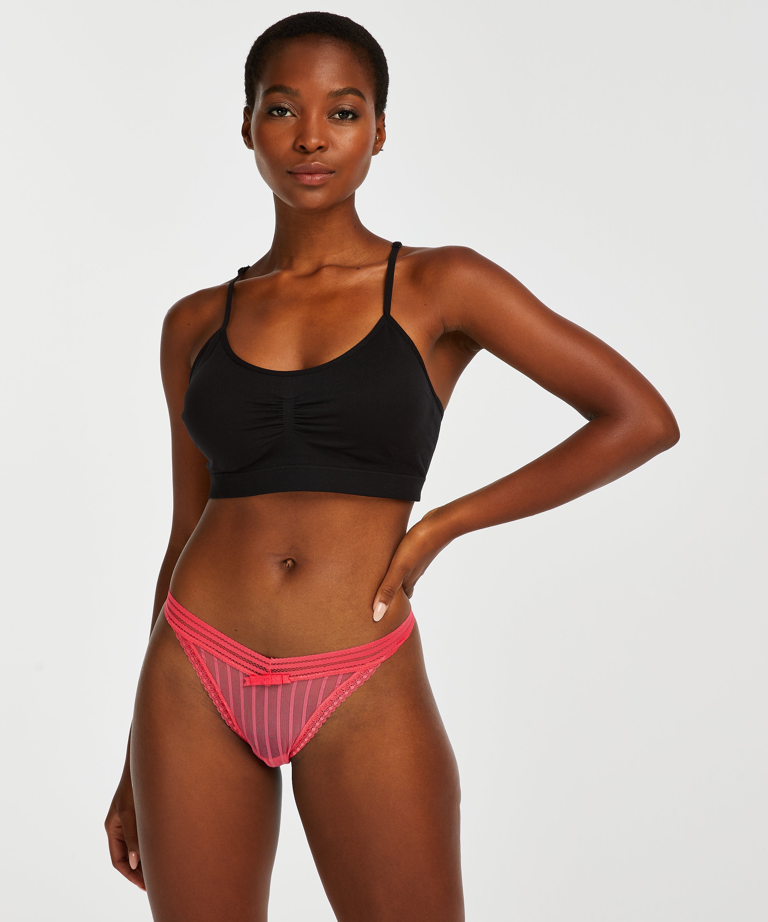 Low String Kira, Rot, main