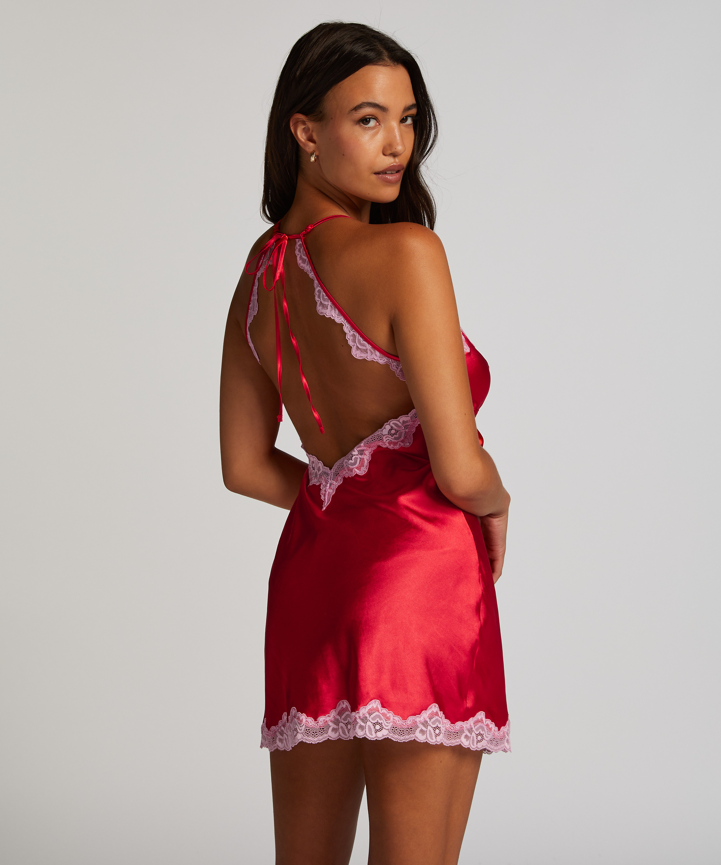 Nuisette en satin, Rouge, main