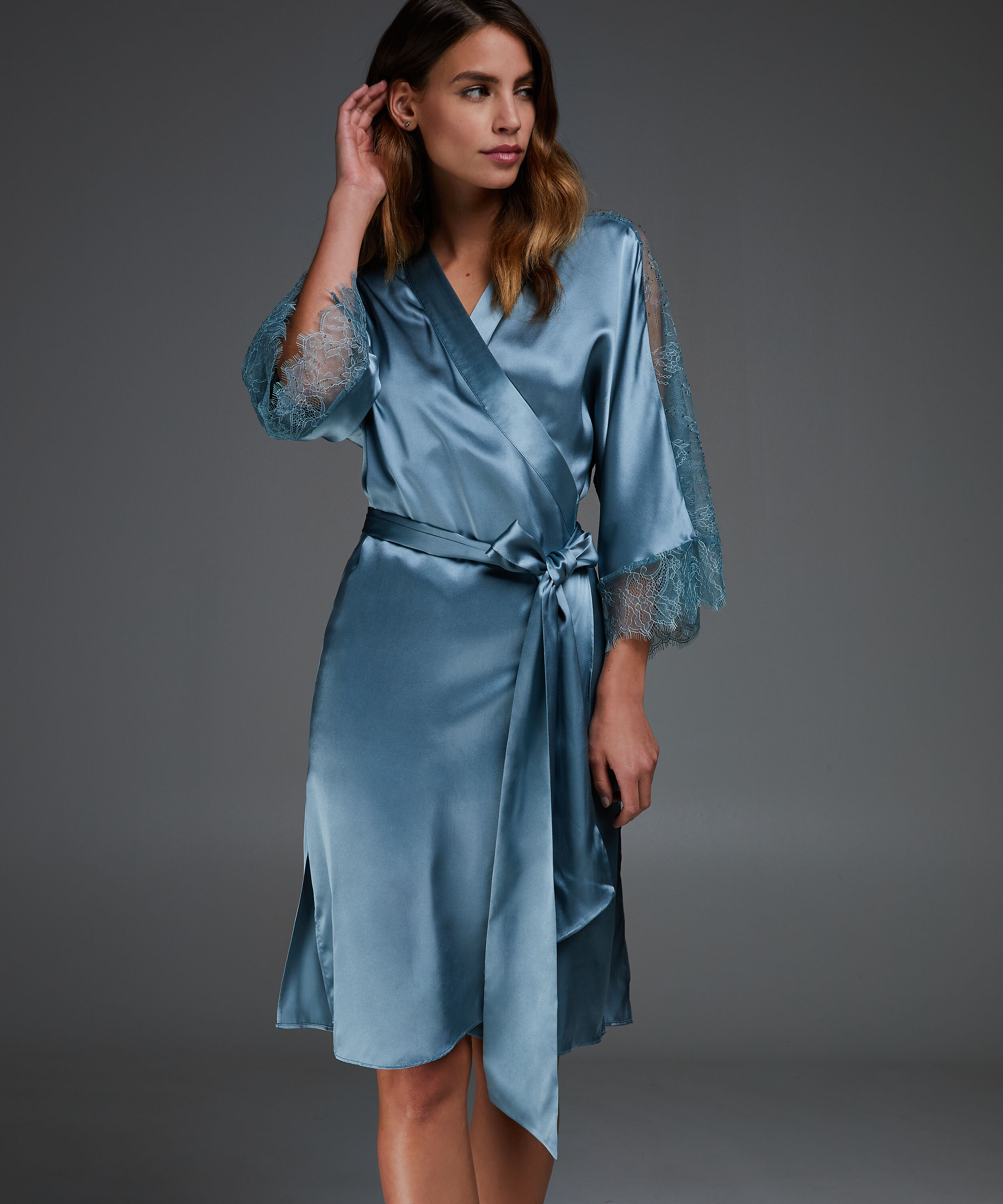 Kimono en dentelle de soie, Bleu