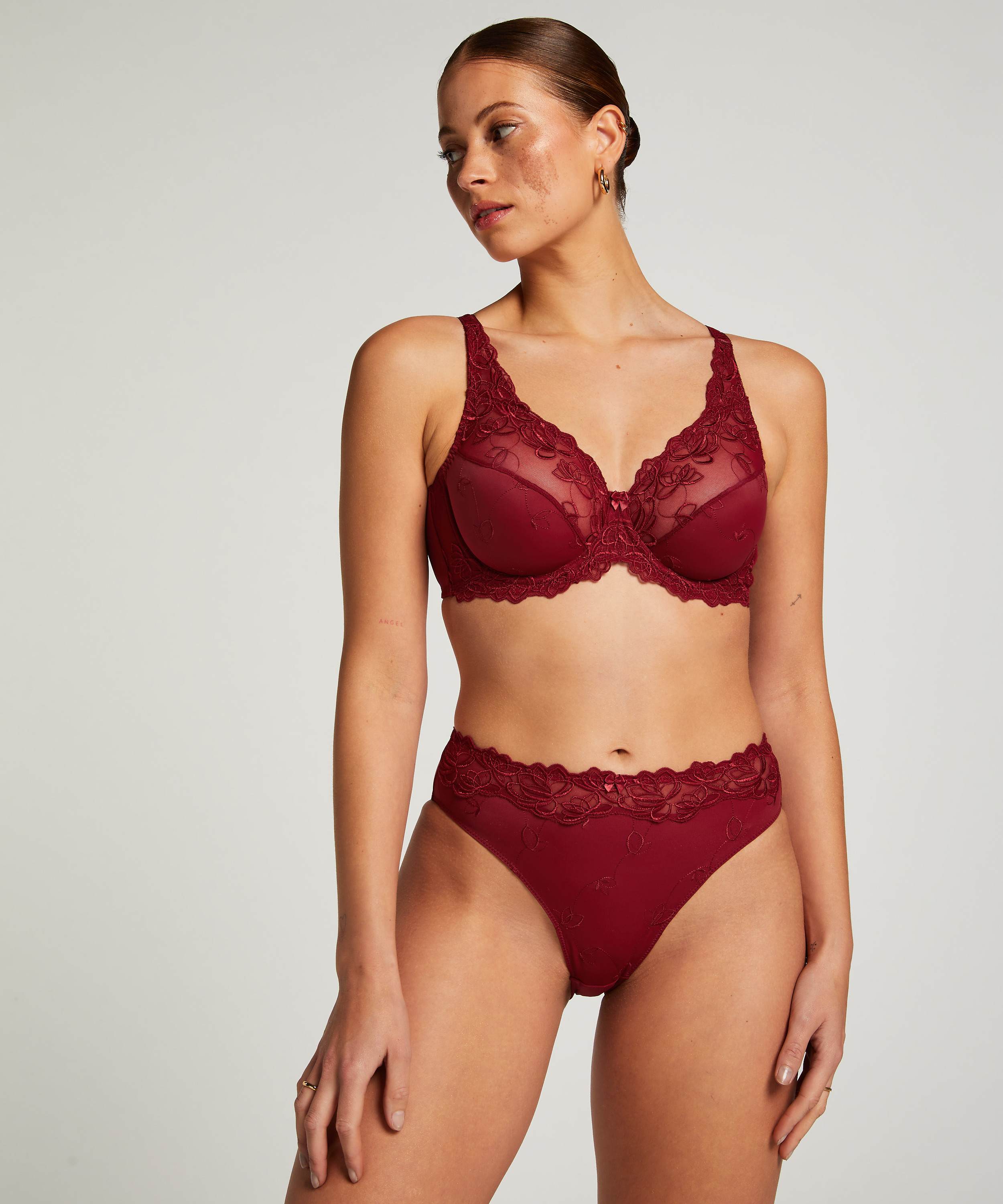 Slip taille haute Diva, Rouge, main