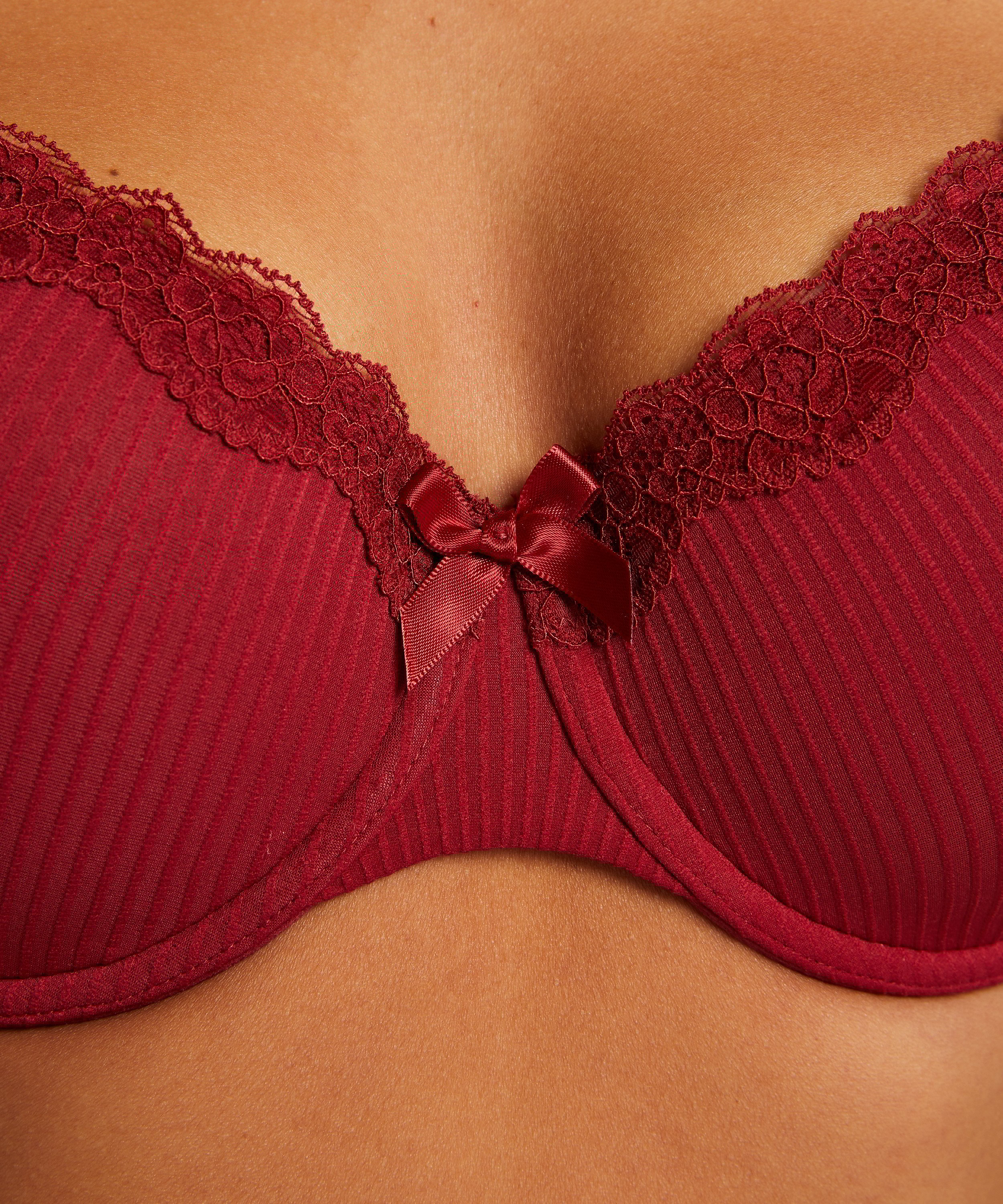 Soutien-gorge à armatures rembourré Lola, Rouge, main