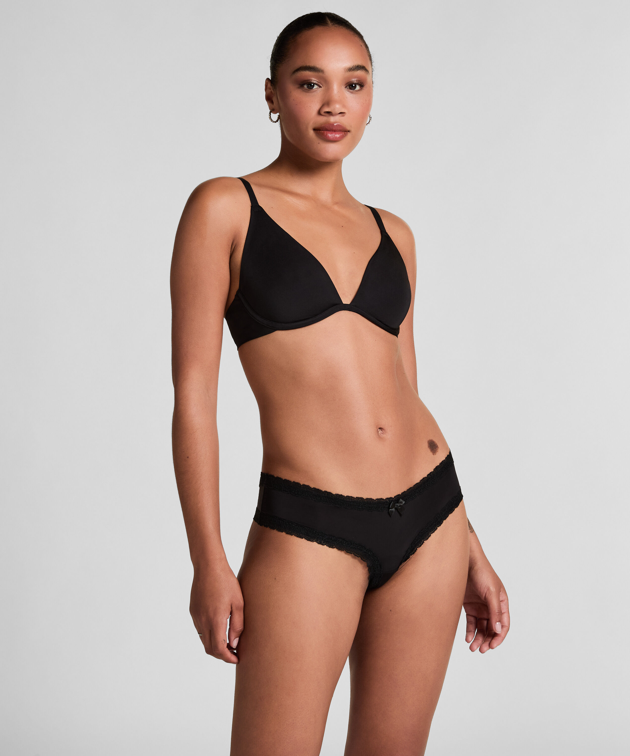Brazilian in V-Form London, Schwarz
