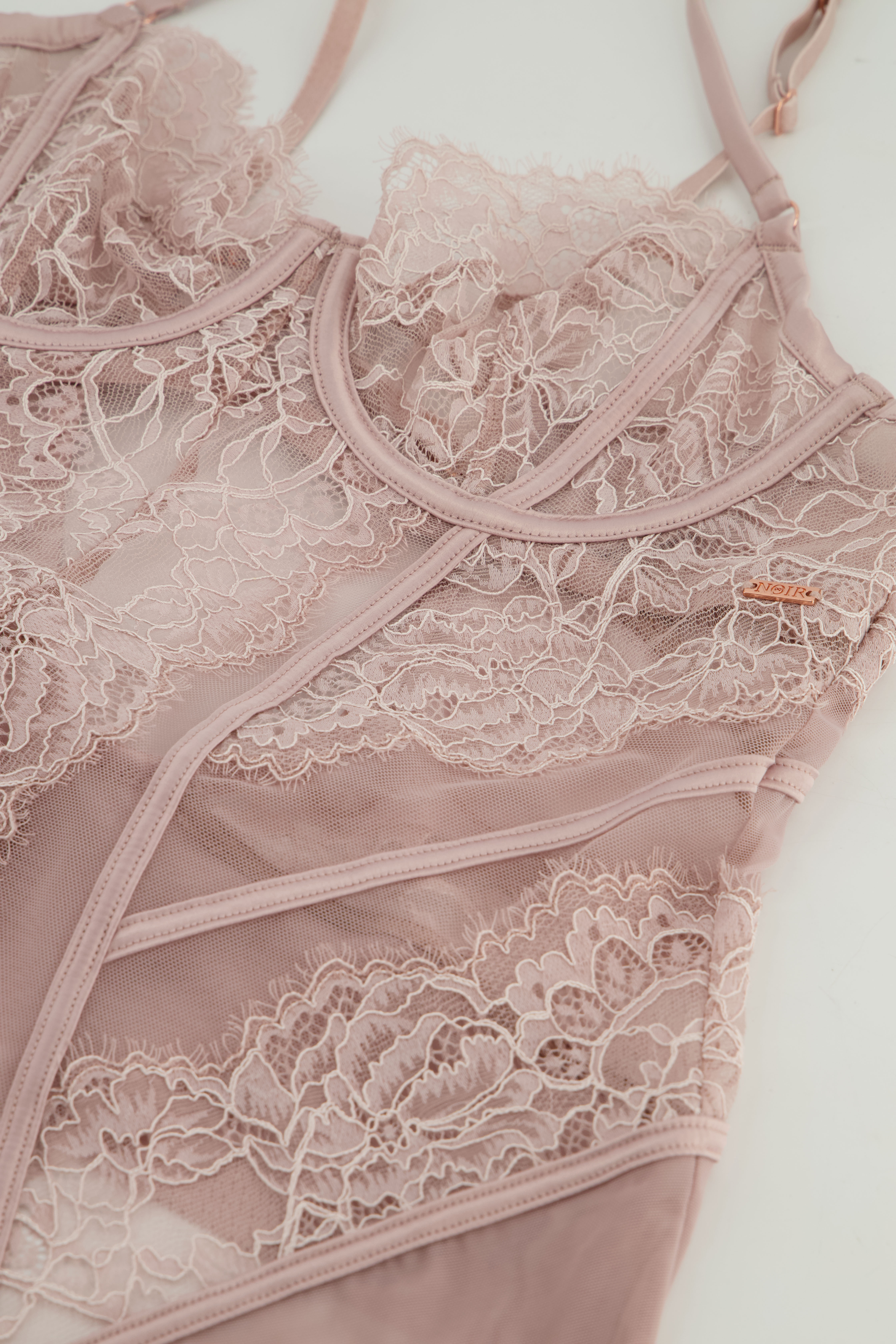 Body Leni, Lila, main