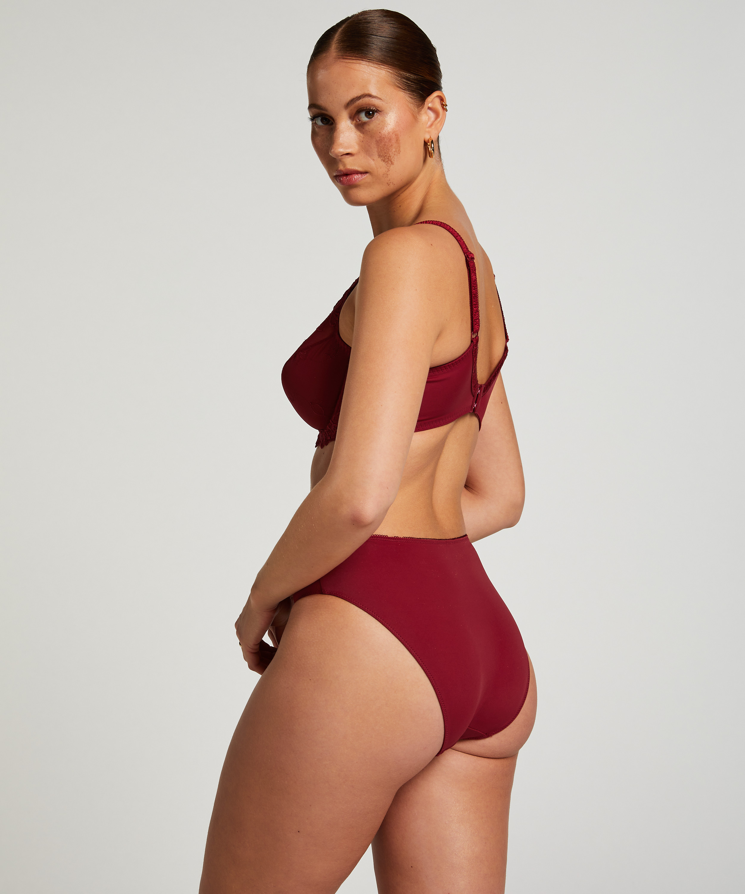 Slip taille haute Diva, Rouge, main