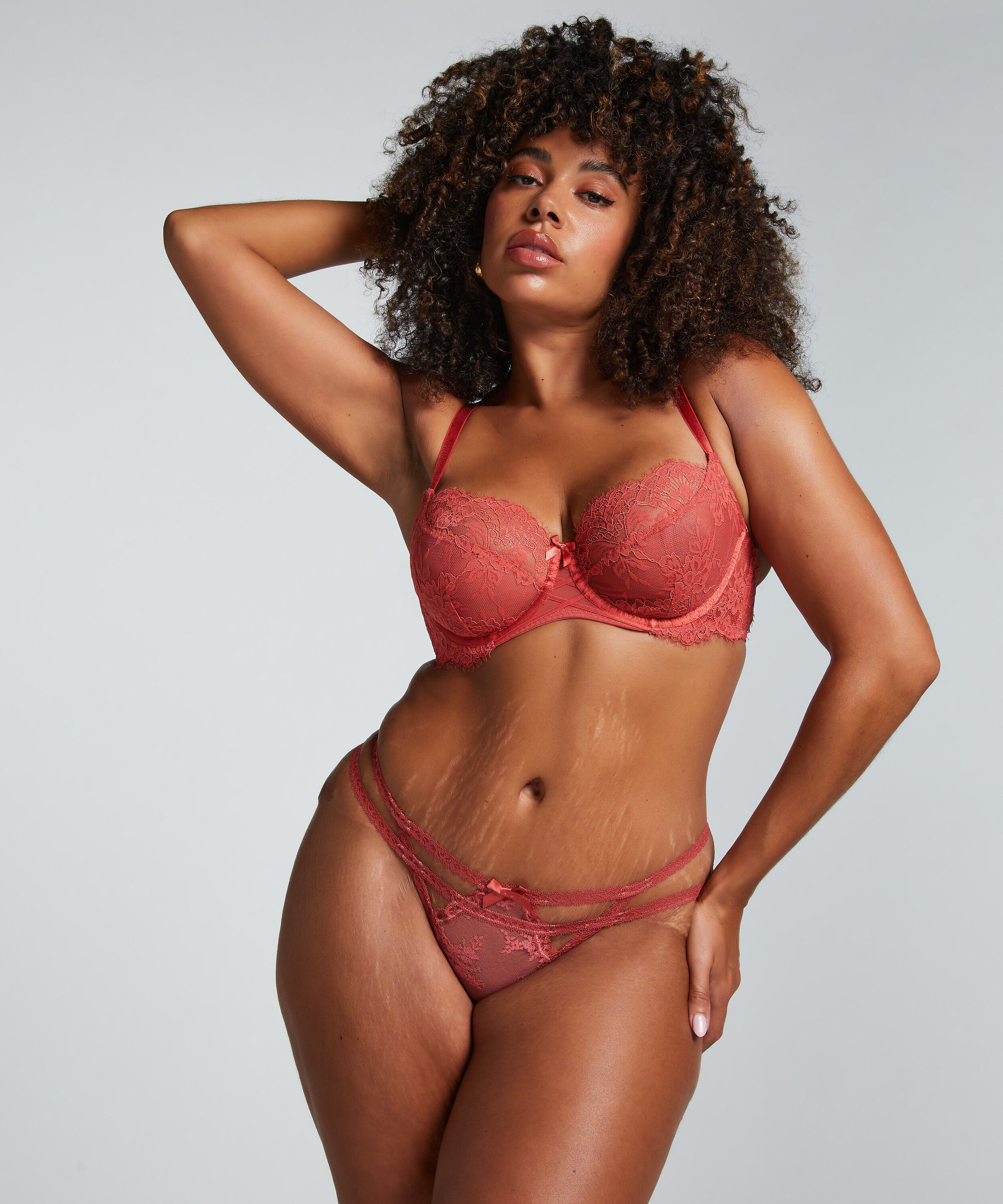 String Tanga Irina, Rot