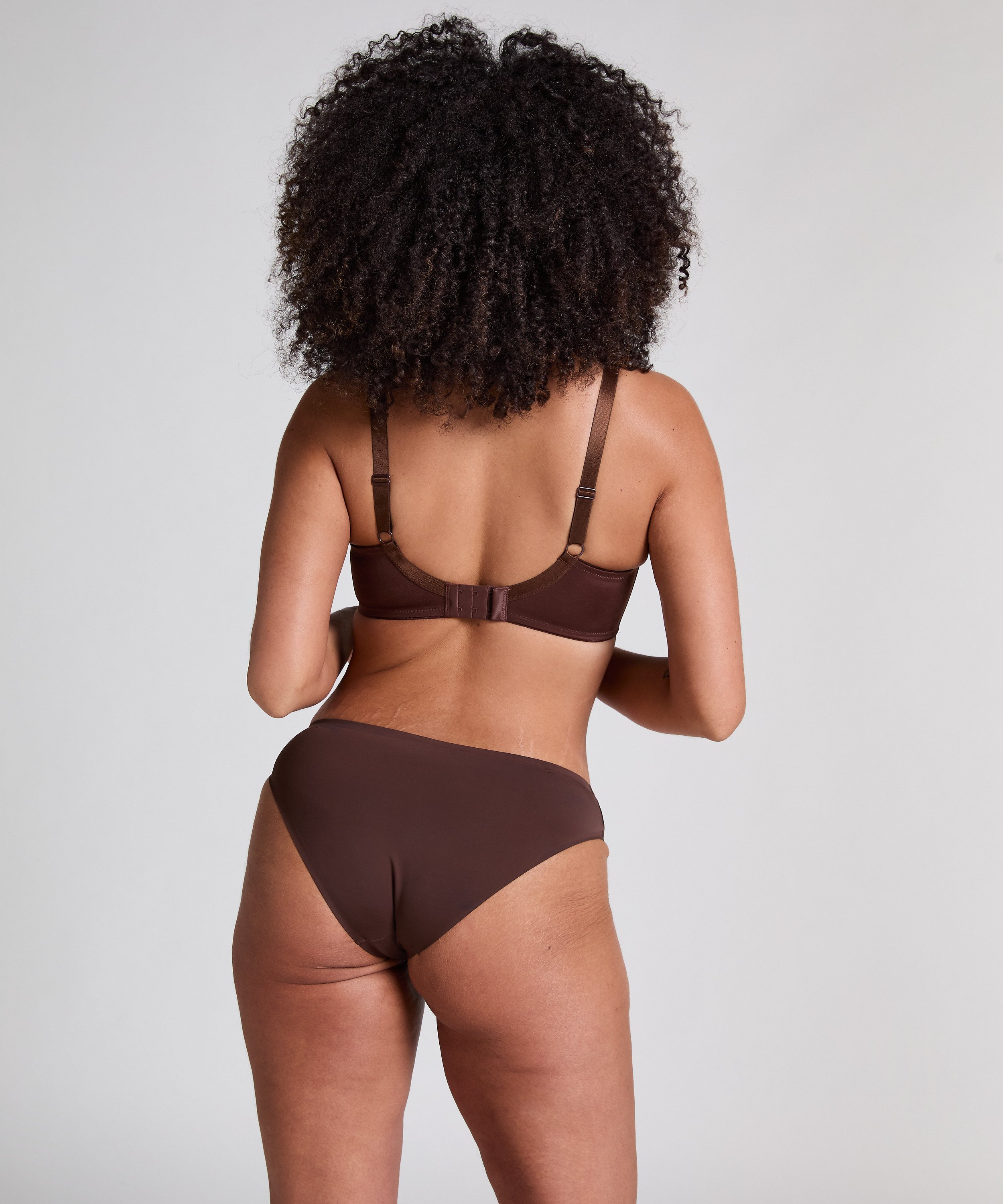 Soutien-gorge &agrave; armatures non-pr&eacute;form&eacute; minimiseur Nina, Marron, main