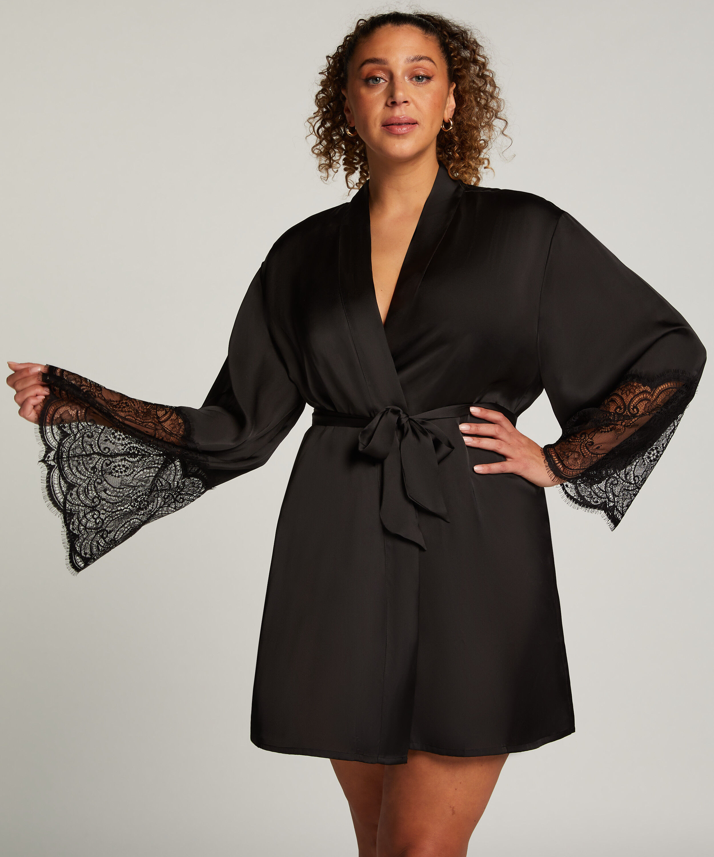Kimono satin avec dentelle