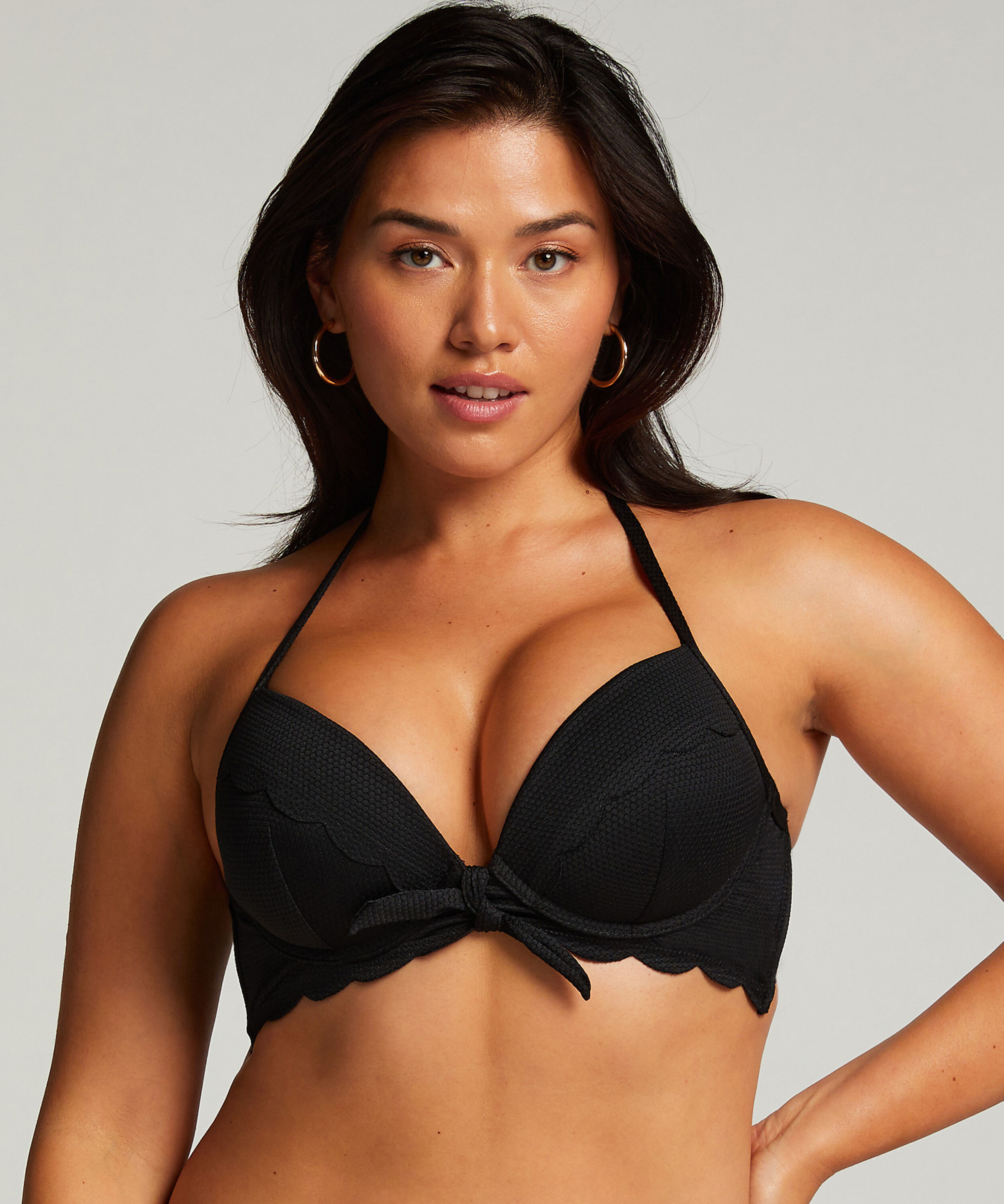 Haut de bikini pr&eacute;form&eacute; &agrave; armatures Scallop, Noir